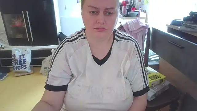 Snapshot of Meliss_Official9 chatting on April 2, 7:06 am Meliss Official9 online show from April 2, 7:06 am