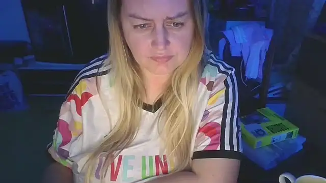 Snapshot of Meliss_Official9 chatting on April 3, 7:01 pm Meliss Official9 online show from April 3, 7:01 pm