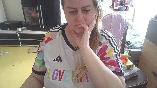 Snapshot of Meliss_Official9 chatting on April 4, 10:13 am Meliss Official9 online show from April 4, 10:13 am