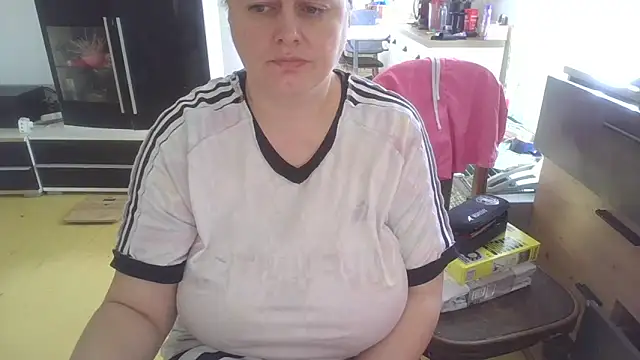 Snapshot of Meliss_Official9 chatting on April 5, 7:38 am Meliss Official9 online show from April 5, 7:38 am