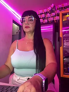 Hot beauty   online show from April 12, 2:27 am