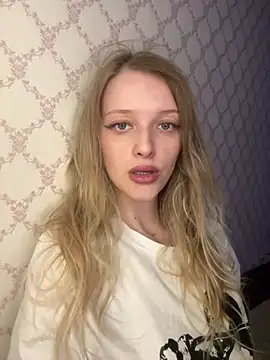 Snapshot of Evvie_Summn1 chatting on April 21, 1:50 pm Evvie Summn1 online show from April 21, 1:50 pm