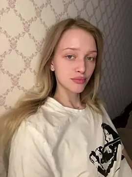 Snapshot of Evvie_Summn1 chatting on April 23, 10:03 am Evvie Summn1 online show from April 23, 10:03 am