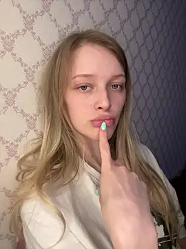 Snapshot of Evvie_Summn1 chatting on April 24, 3:36 pm Evvie Summn1 online show from April 24, 3:36 pm