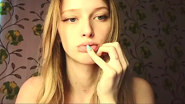 Snapshot of Evvie_Summn1 chatting on May 12, 2:25 pm Evvie Summn1 online show from May 12, 2:25 pm