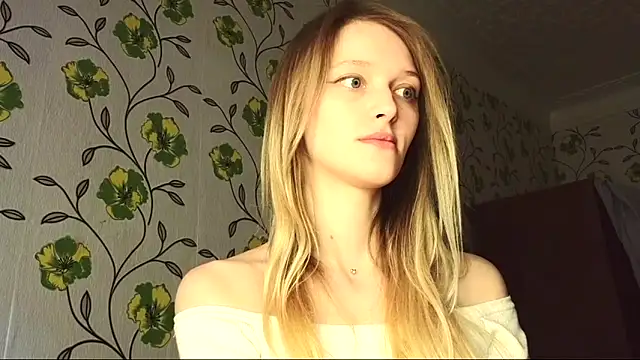 Snapshot of Evvie_Summn1 chatting on May 17, 7:17 am Evvie Summn1 online show from May 17, 7:17 am