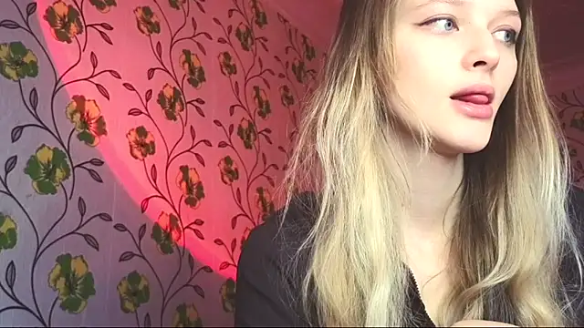 Snapshot of Evvie_Summn1 chatting on June 13, 5:38 am Evvie Summn1 online show from June 13, 5:38 am
