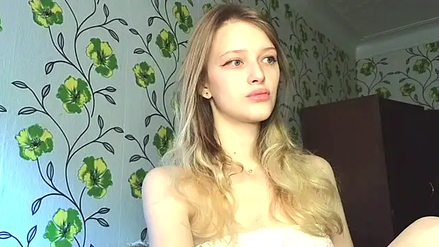 Snapshot of Evvie_Summn1 chatting on June 14, 7:21 am Evvie Summn1 online show from June 14, 7:21 am