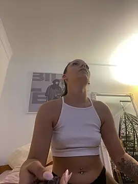 Snapshot of Chiara0102 chatting on May 31, 9:27 pm Chiara0102 online show from May 31, 9:27 pm