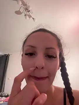 Snapshot of Chiara0102 chatting on June 9, 4:29 pm Chiara0102 online show from June 9, 4:29 pm
