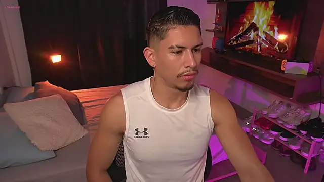 Snapshot of Aaronfox_x chatting on June 16, 12:41 pm Aaronfox x online show from June 16, 12:41 pm