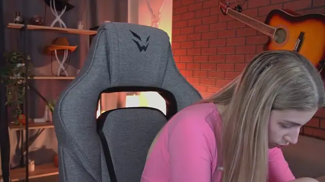 EllieCutes online show from April 11, 10:08 am