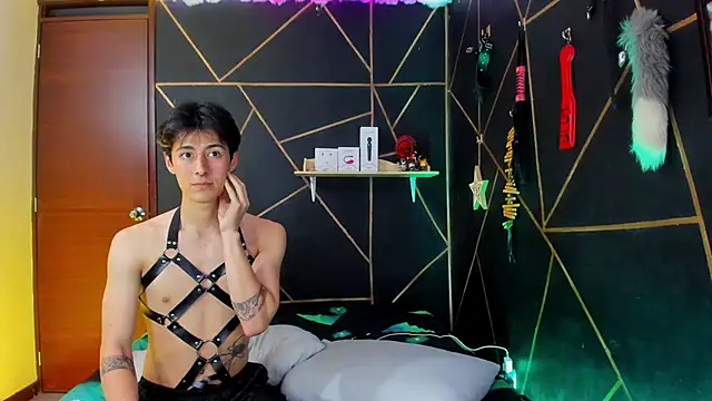 Snapshot of MillersKink chatting on January 2, 2:22 am MillersKink online show from January 2, 2:22 am