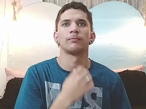 Snapshot of tylor_boy chatting on December 18, 3:56 am tylor boy online show from December 18, 3:56 am