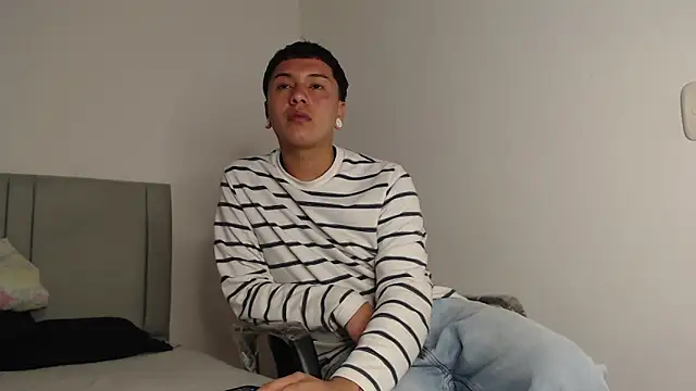 alex-lover online show from May 13, 3:48 am