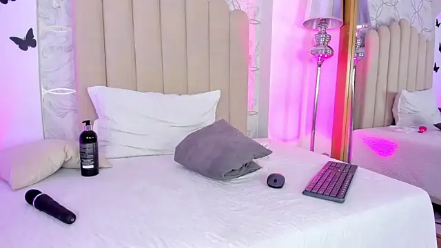 Snapshot of PollyGrey_ chatting on February 1, 6:32 am PollyGrey online show from February 1, 6:32 am