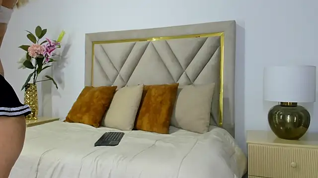 Snapshot of emily_queen2 chatting on February 5, 6:37 pm emily queen2 online show from February 5, 6:37 pm