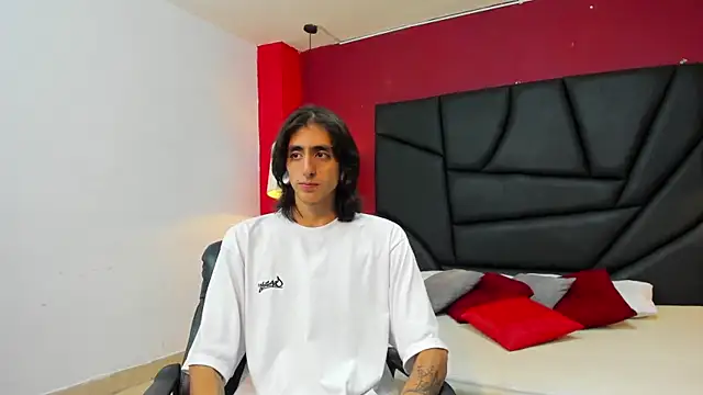 Snapshot of Matthew_Dixonn chatting on December 12, 3:43 am Matthew Dixonn online show from December 12, 3:43 am