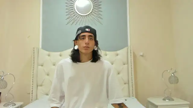 Snapshot of Matthew_Dixonn chatting on December 13, 3:27 am Matthew Dixonn online show from December 13, 3:27 am