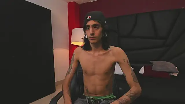 Snapshot of Matthew_Dixonn chatting on December 21, 4:52 am Matthew Dixonn online show from December 21, 4:52 am