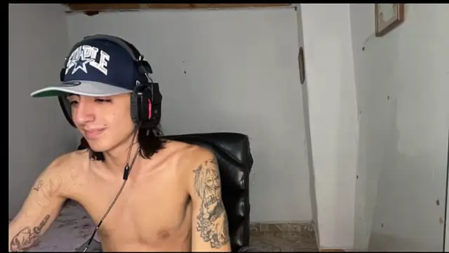 Snapshot of Matthew_Dixonn chatting on February 11, 3:40 am Matthew Dixonn online show from February 11, 3:40 am