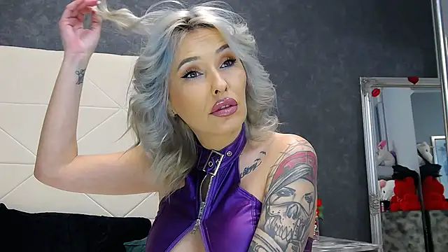 Snapshot of IssaSmith chatting on February 11, 4:56 pm IssaSmith online show from February 11, 4:56 pm