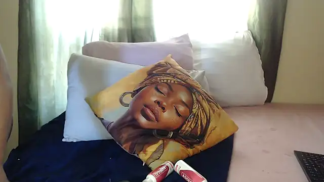 Snapshot of Foxybrownxx1 chatting on February 7, 7:56 am Foxybrownxx1 online show from February 7, 7:56 am