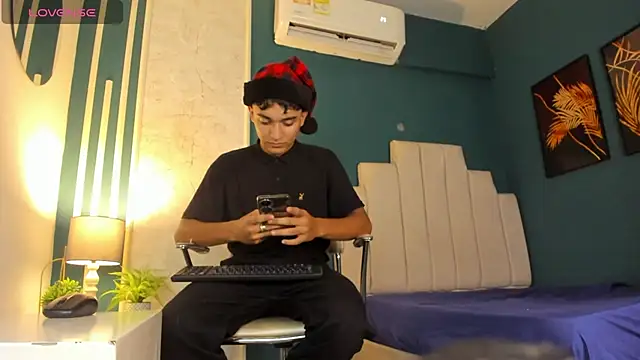 Snapshot of Austin_Cardieff chatting on December 30, 8:04 pm Austin Cardieff online show from December 30, 8:04 pm