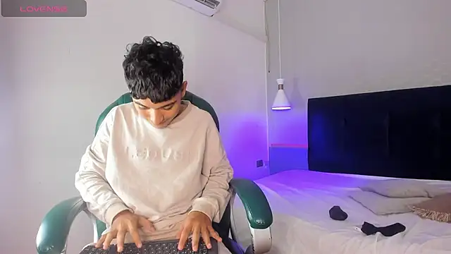 Snapshot of Austin_Cardieff chatting on January 24, 3:43 am Austin Cardieff online show from January 24, 3:43 am