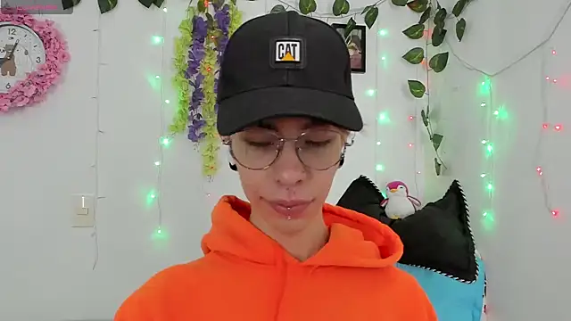  Jakke online show from December 12, 9:15 pm