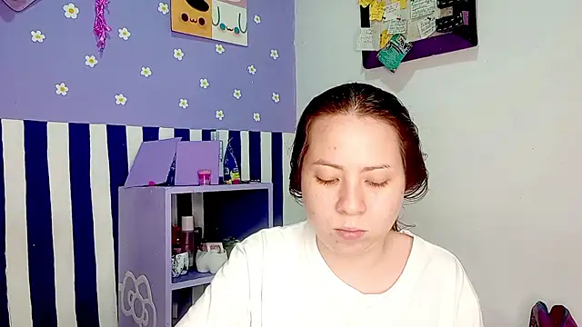 Snapshot of PetiteIvoryQueen19 chatting on June 3, 5:32 am PetiteIvoryQueen19 online show from June 3, 5:32 am