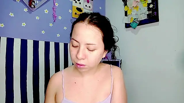 Snapshot of PetiteIvoryQueen19 chatting on June 5, 7:25 am PetiteIvoryQueen19 online show from June 5, 7:25 am
