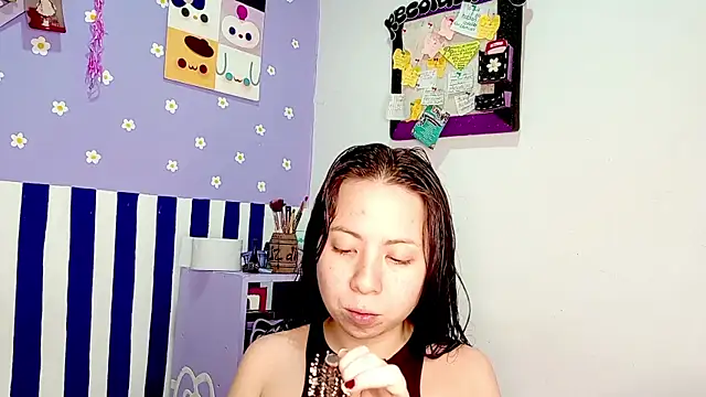 Snapshot of PetiteIvoryQueen19 chatting on June 24, 4:55 am PetiteIvoryQueen19 online show from June 24, 4:55 am
