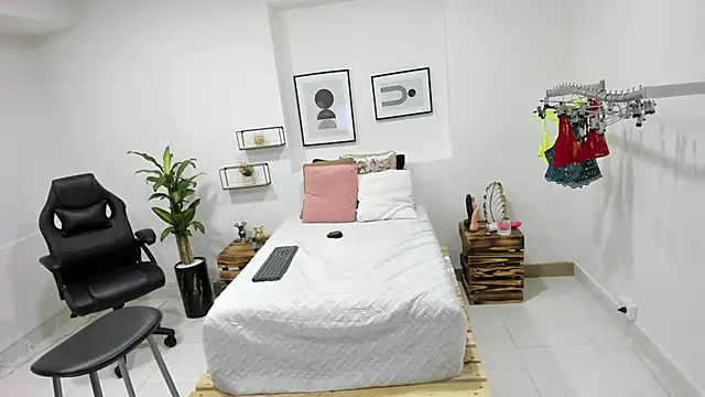 Snapshot of afrodita_martinez chatting on January 15, 10:24 pm afrodita martinez online show from January 15, 10:24 pm