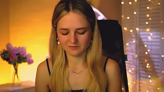 Snapshot of DeboraLarson chatting on October 13, 3:28 am DeboraLarson online show from October 13, 3:28 am