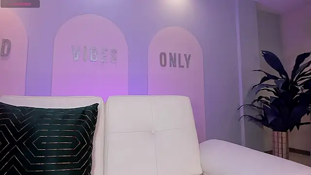 StacyWoods online show from April 30, 11:49 am