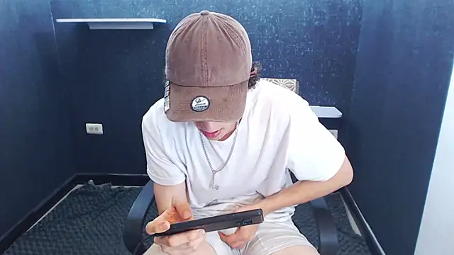 Kerverr  online show from November 25, 7:36 pm