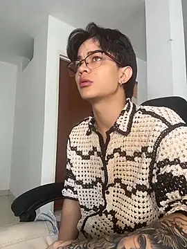 Snapshot of ajordanR chatting on April 5, 8:39 pm ajordanR online show from April 5, 8:39 pm