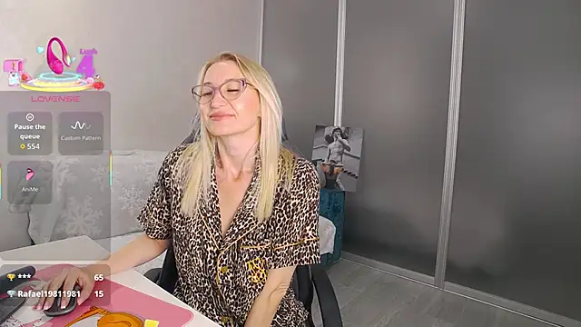 Snapshot of Sofia_Soul chatting on September 8, 6:18 pm Sofia Soul online show from September 8, 6:18 pm