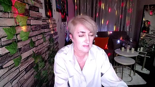 Snapshot of Hot_Girl87 chatting on December 2, 4:20 pm Hot Girl87 online show from December 2, 4:20 pm