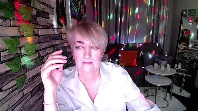 Snapshot of Hot_Girl87 chatting on December 2, 7:27 pm Hot Girl87 online show from December 2, 7:27 pm