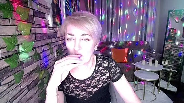 Snapshot of Hot_Girl87 chatting on December 3, 3:55 pm Hot Girl87 online show from December 3, 3:55 pm