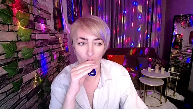 Snapshot of Hot_Girl87 chatting on December 4, 4:16 pm Hot Girl87 online show from December 4, 4:16 pm