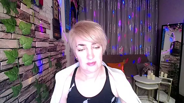 Snapshot of Hot_Girl87 chatting on December 7, 10:17 pm Hot Girl87 online show from December 7, 10:17 pm