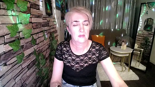 Snapshot of Hot_Girl87 chatting on December 8, 3:56 pm Hot Girl87 online show from December 8, 3:56 pm