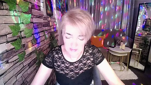 Snapshot of Hot_Girl87 chatting on December 8, 7:11 pm Hot Girl87 online show from December 8, 7:11 pm