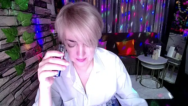 Snapshot of Hot_Girl87 chatting on December 11, 10:16 pm Hot Girl87 online show from December 11, 10:16 pm