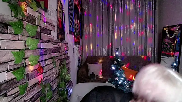 Snapshot of Hot_Girl87 chatting on December 14, 10:28 pm Hot Girl87 online show from December 14, 10:28 pm