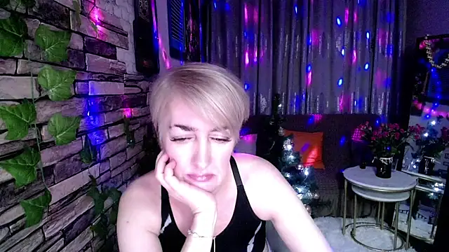 Snapshot of Hot_Girl87 chatting on December 16, 2:16 pm Hot Girl87 online show from December 16, 2:16 pm