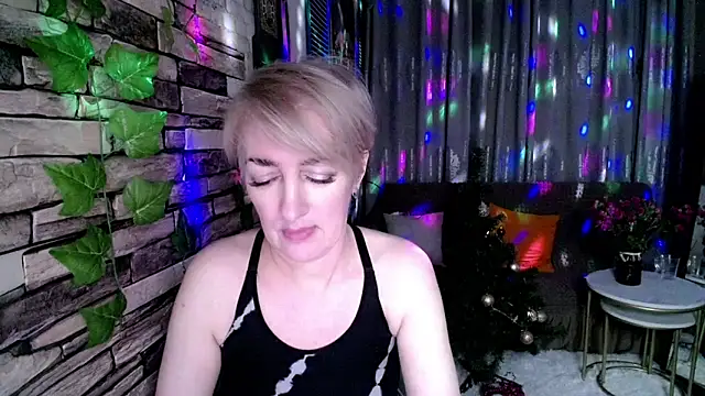 Snapshot of Hot_Girl87 chatting on December 16, 5:22 pm Hot Girl87 online show from December 16, 5:22 pm